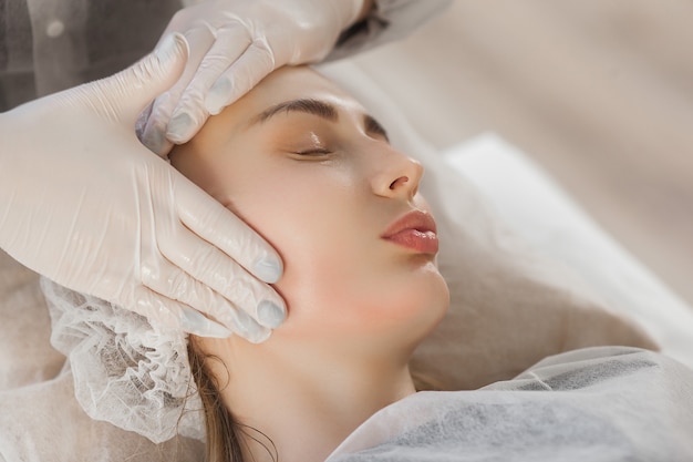 Mujeres en un salón de cosmética haciendo tratamiento.