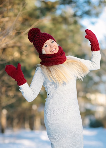 Mujeres saltando afuera en la nieve