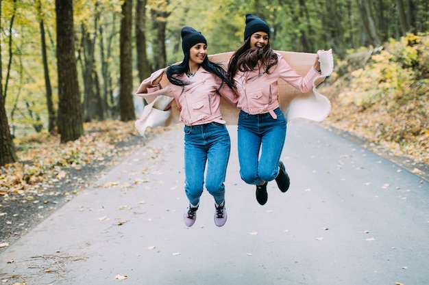 Mujeres con saltos a cuadros