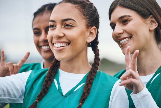 Foto mujeres selfie o equipo deportivo con paz después de un juego con apoyo en ejercicios de entrenamiento de hockey o entrenamiento físico sonríe trabajo en equipo o gente feliz en una foto de redes sociales o grupo con gesto de mano