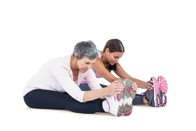 Mujeres sentadas y haciendo ejercicio