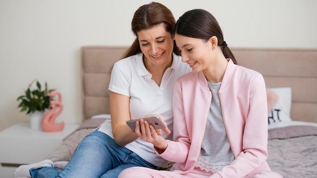 Foto mujeres sentadas en el interior y usando la computadora portátil