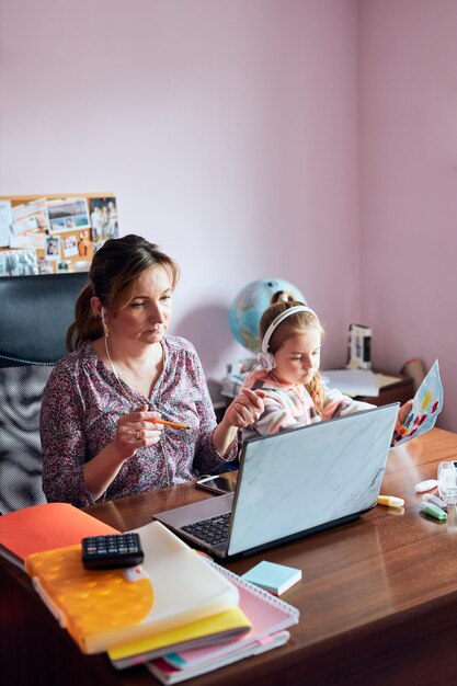 Mujeres sentadas en la mesa