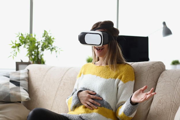 Las mujeres se sientan en el sofá, usan gafas vr, un dispositivo moderno, disfrutan de tiempo libre en el mundo de la imaginación