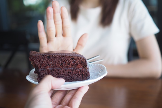 Las mujeres solían empujar el plato de la torta con la gente. No comas postres para adelgazar.