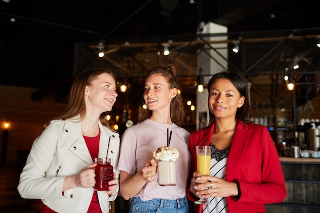 Mujeres sonrientes con bebidas