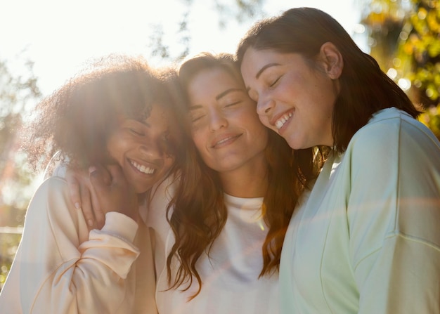 Foto mujeres sonrientes juntas plano medio