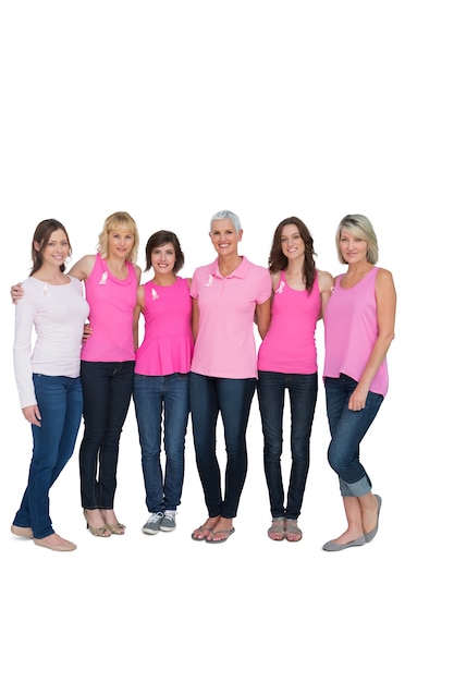 Mujeres sonrientes posando con tops rosas para la concientización sobre el cáncer de mama