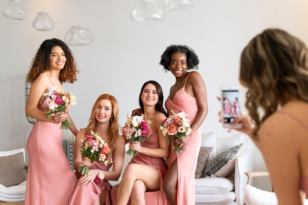 Mujeres sonrientes de tiro medio posando en la fiesta