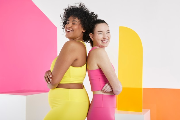 Foto mujeres sonrientes de tiro medio posando juntas