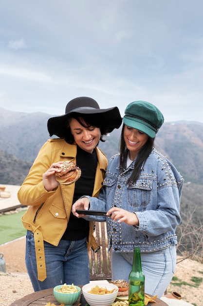 Mujeres sonrientes de tiro medio con teléfono