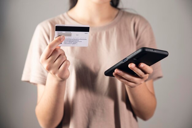 Mujeres sosteniendo un carrito de teléfono y banco