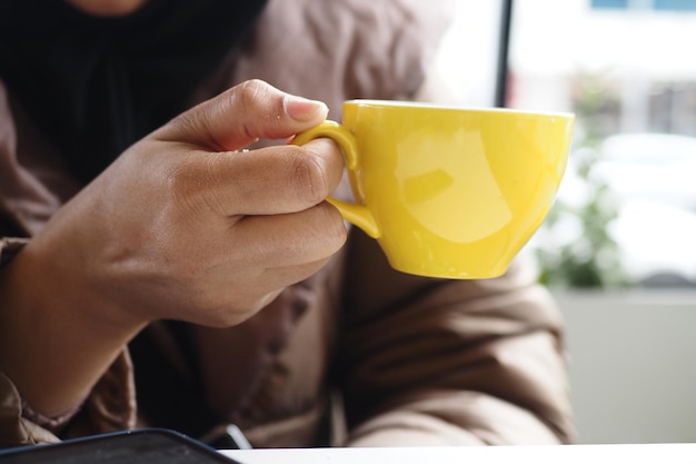 Mujeres sosteniendo una taza de café