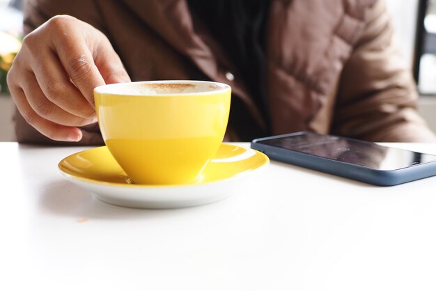 Mujeres sosteniendo una taza de café