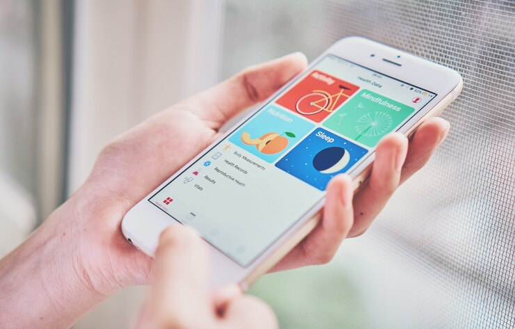 Foto mujeres sosteniendo un teléfono inteligente en la pantalla de la aplicación de salud