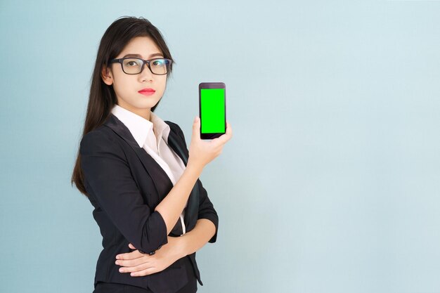 Mujeres sosteniendo teléfono inteligente simulan pantalla verde