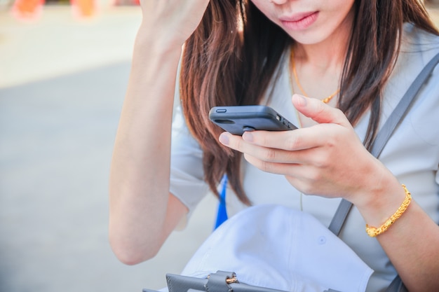 Mujeres sosteniendo teléfono inteligente