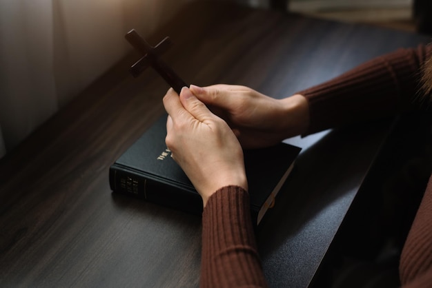 Las mujeres sostienen la biblia en las manos Leyendo la Santa Biblia en casa Concepto de fe espiritualidad y religión Esperanza de paz