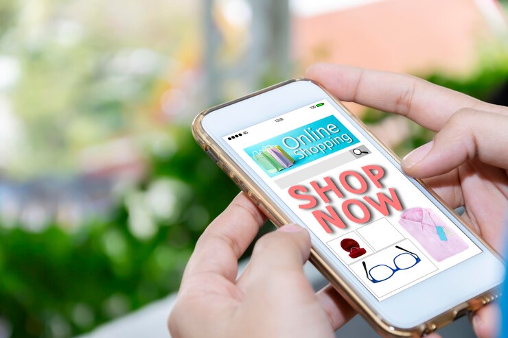 Foto las mujeres sostienen un concepto de compras en línea del sitio web de teléfonos inteligentes seleccione el producto que desea comprar en línea usted mismo por teléfono inteligente para encontrar lo correcto cómodo para vivir