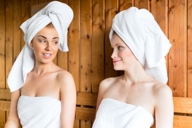 mujeres en spa de bienestar disfrutando de la infusión de sauna