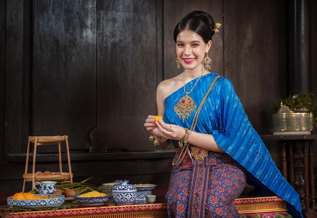 Mujeres tailandesas vestidas con trajes tradicionales en la antigüedad durante el período de Ayutthaya