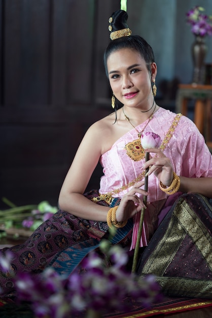 Mujeres tailandesas vestidas con trajes tradicionales en la antigüedad durante el período de Ayutthaya