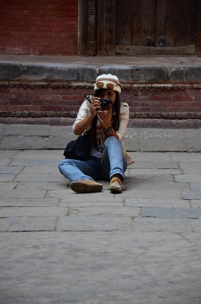 Las mujeres tailandesas viajeras viajan y visitan la plaza Basantapur Durbar en el valle de Katmandú en Nepal