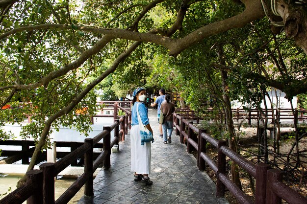 Las mujeres tailandesas viajeras visitan y caminan en el puente de piedra de la zona de viaje en el tiempo en el océano marino del Parque Nacional Mu Ko Petra en el pueblo de Pak Bara en la ciudad de La ngu el 11 de abril de 2022 en Satun Tailandia