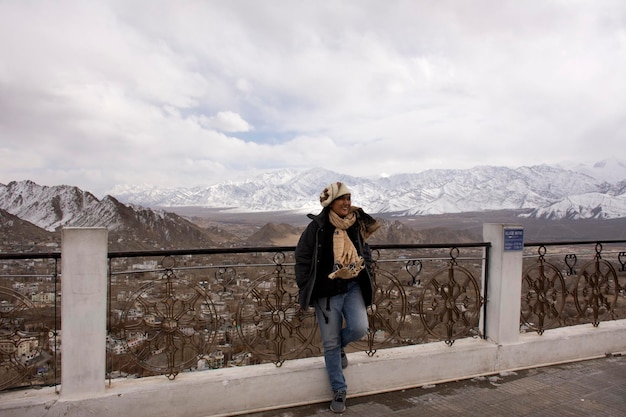 Las mujeres tailandesas viajeras visitan y posan para tomar fotos del paisaje de Leh Ladakh Village desde el punto de vista de Shanti Stupa en una colina en Chanspa en Jammu y Cachemira India en la temporada de invierno