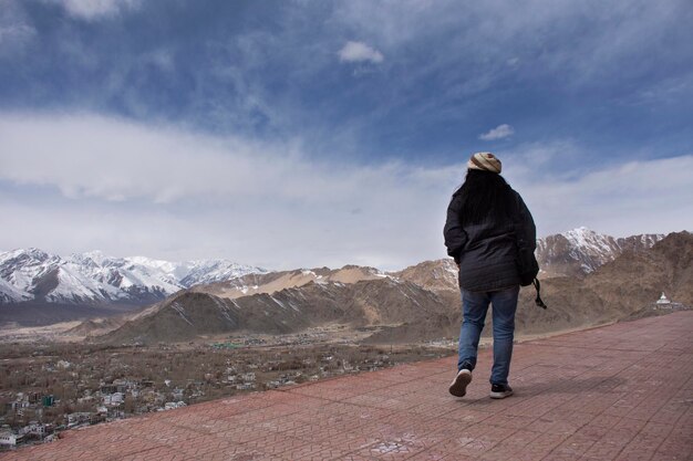 Las mujeres tailandesas viajeras visitan y posan con vistas al paisaje de la aldea de Leh Ladakh desde el punto de vista del monasterio de Thiksey y Namgyal Tsemo Gompa en Jammu y Cachemira India en la temporada de invierno