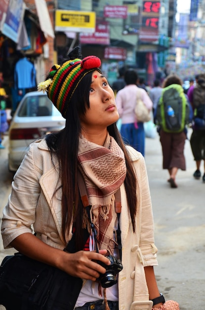 Las mujeres tailandesas y los viajeros extranjeros viajan y caminan por la calle de un pequeño callejón visitan tomar una foto del estilo de vida local de nepalí en el mercado del bazar del casco antiguo en la ciudad de thamel en Katmandú Nepal