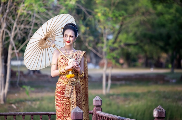 Mujeres en Tailandia traje tradicional con paraguas