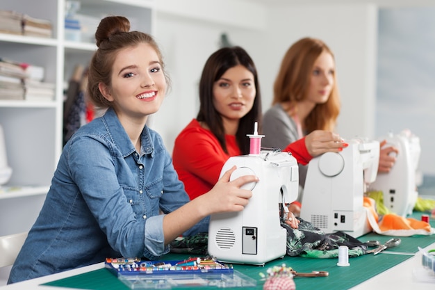 Mujeres en un taller de costura.