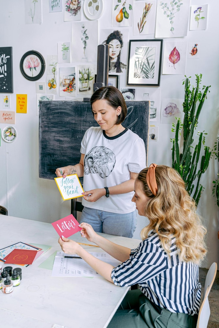 Foto mujeres con tarjetas con letras escritas a mano foto de stock