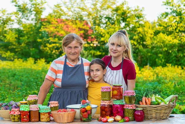 Mujeres con tarro de verduras en conserva para el invierno madre e hija Enfoque selectivo