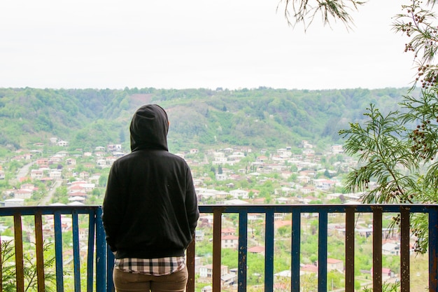 Las mujeres con tela casual en busca de vista de la ciudad de Georgia