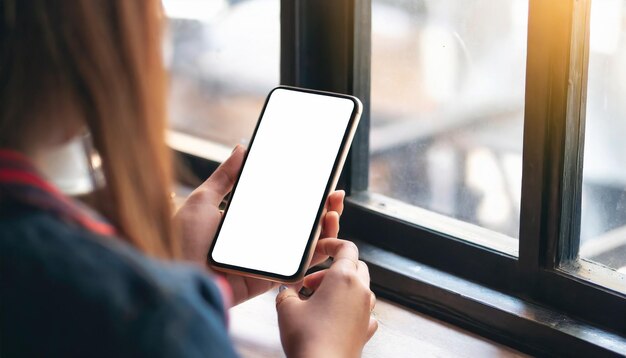 Mujeres con teléfonos móviles en la mano en un café que representan la conectividad moderna y el uso de la tecnología