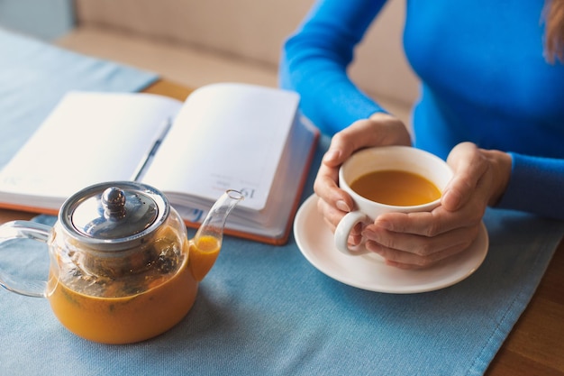 Las mujeres tienen un descanso para el té durante las horas de trabajo y planifican el próximo día de trabajo en un cuaderno