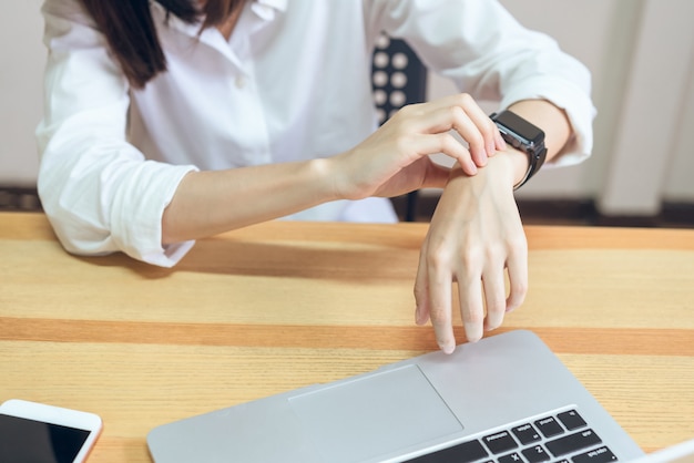 Las mujeres tienen un dolor en la muñeca debido a la computadora durante mucho tiempo.