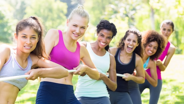 Mujeres tirando de una cuerda en el parque