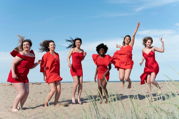 Mujeres de tiro completo divirtiéndose en la playa