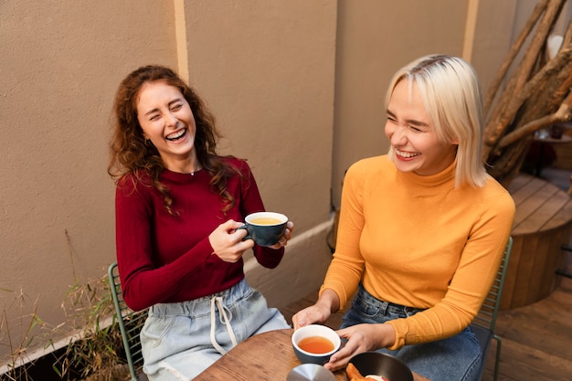 Mujeres de tiro medio colgando