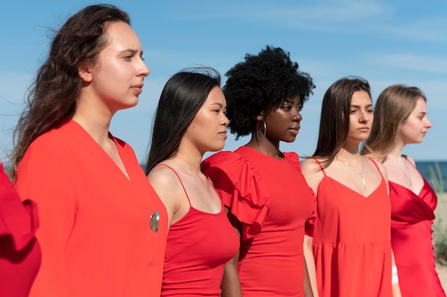 Mujeres de tiro medio en la naturaleza