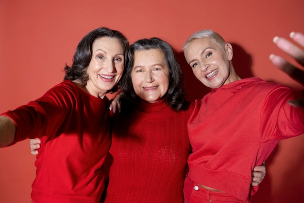 Mujeres de tiro medio posando juntas