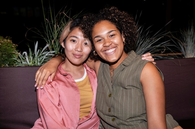 Foto mujeres de tiro medio posando juntos