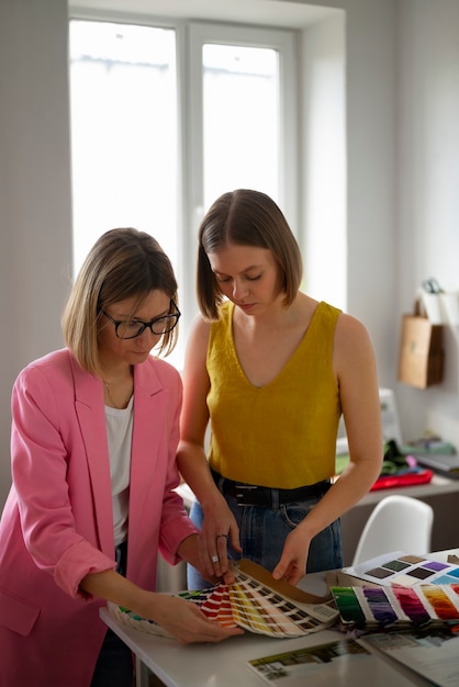 Mujeres de tiro medio probando colores