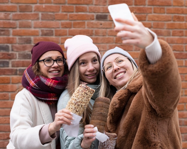 Foto mujeres de tiro medio tomando selfies