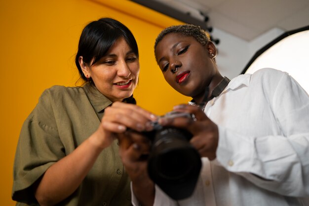 Foto mujeres de tiro medio trabajando juntas