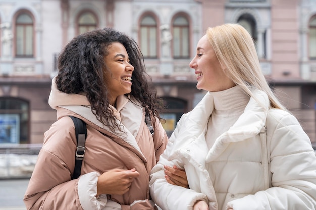 Foto mujeres de tiro medio viajando