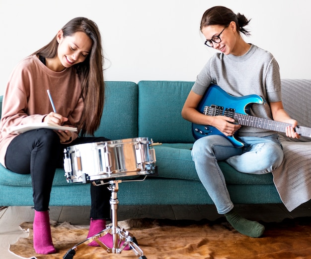 Foto mujeres tocando música juntas en casa